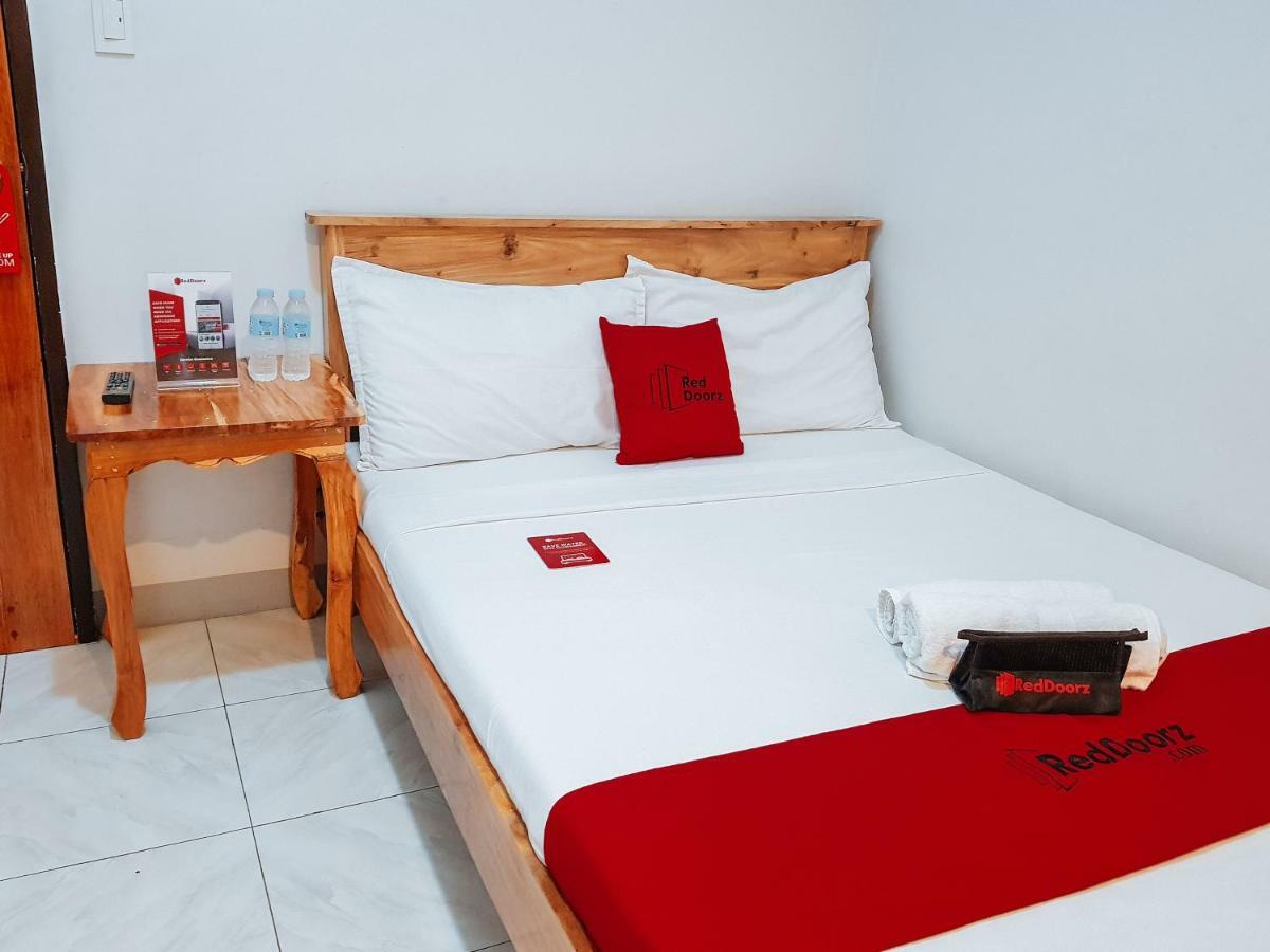 Reddoorz Near Ramiro Community Hospital Hotel Totolan Exterior photo