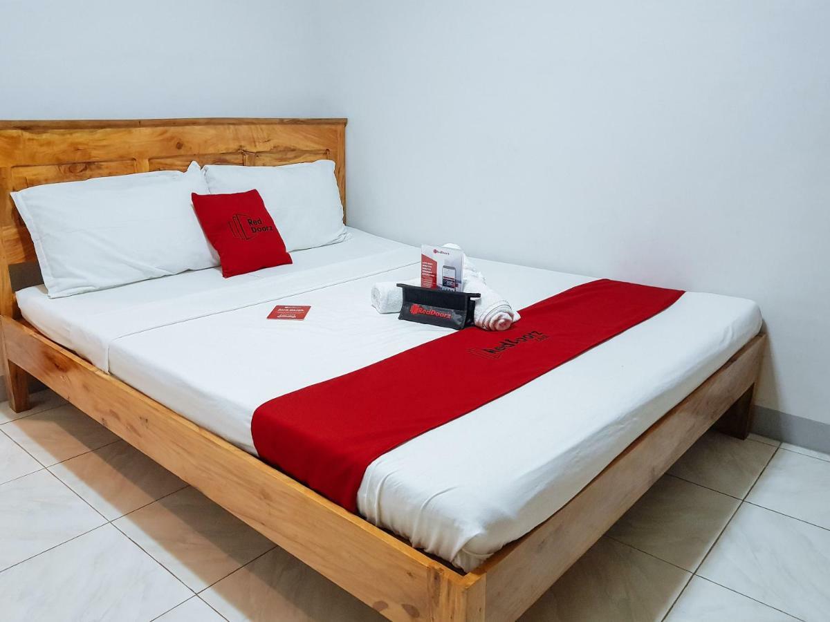Reddoorz Near Ramiro Community Hospital Hotel Totolan Exterior photo